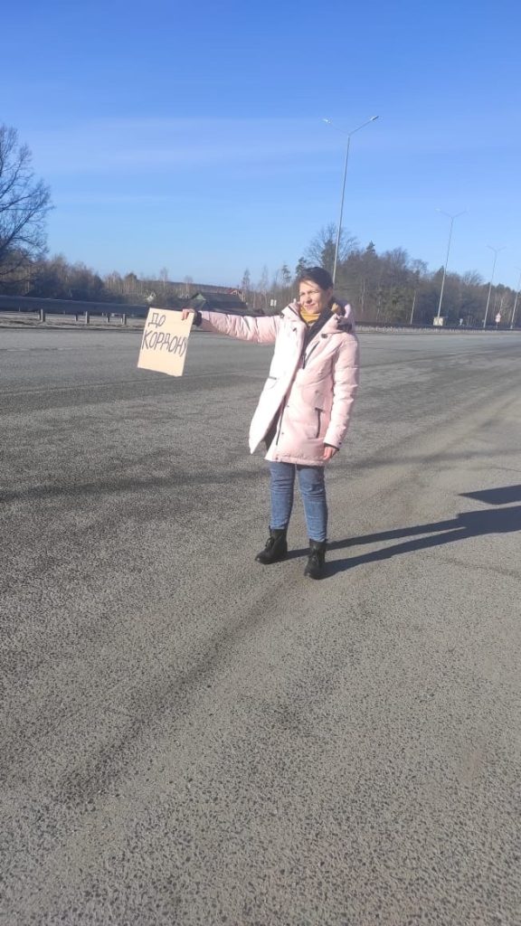 Viktoria auf der Suche nach einer Mitfahrgelegenheit aus dem Kriegsgebiet