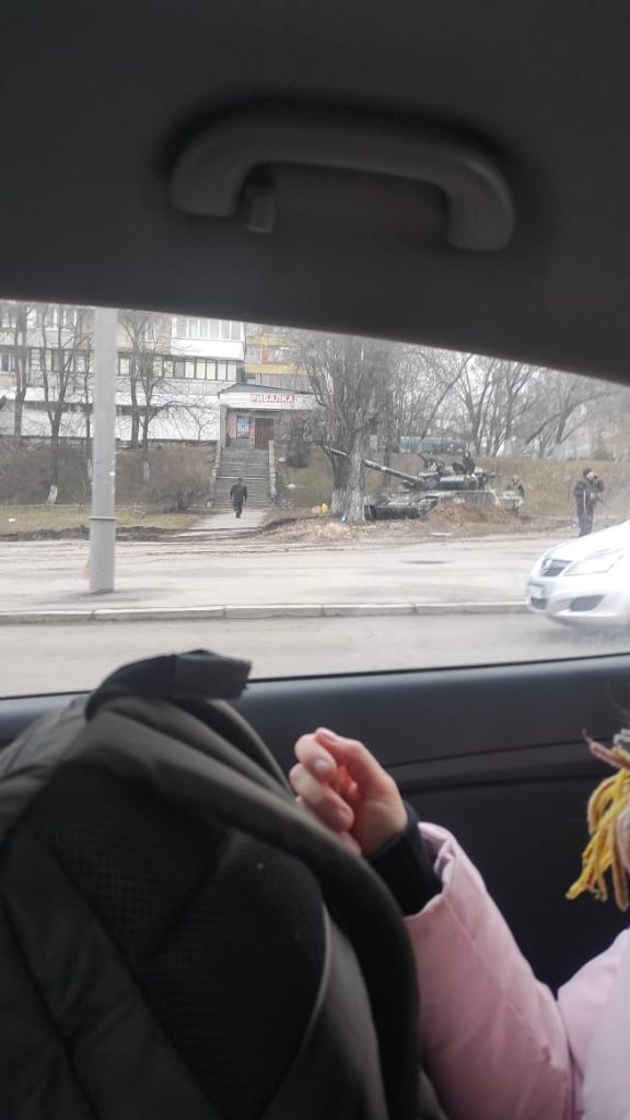 Annas Fluchtrucksack und ein Panzer der ukrainische Armee am 26.02.2022 in Kiew 