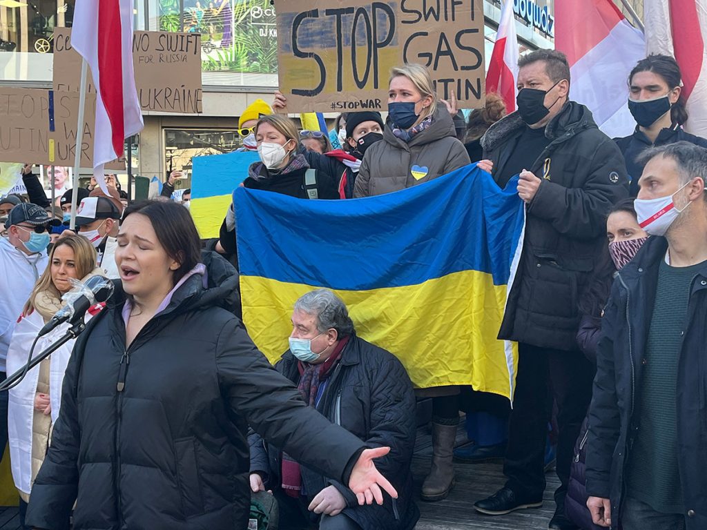 Demonstration für die Ukraine am 26.2.2022 in Düsseldorf; Foto: Peter Ansmann