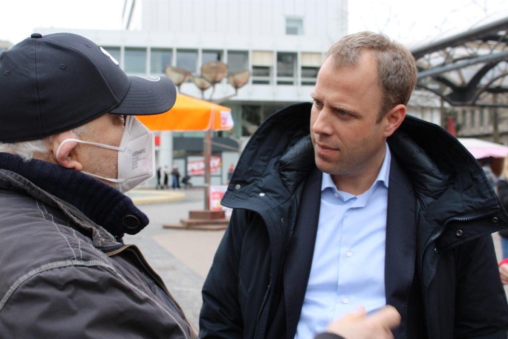 Thema "Rente": Mario Czaja versucht zu helfen; Foto: Peter Ansmann