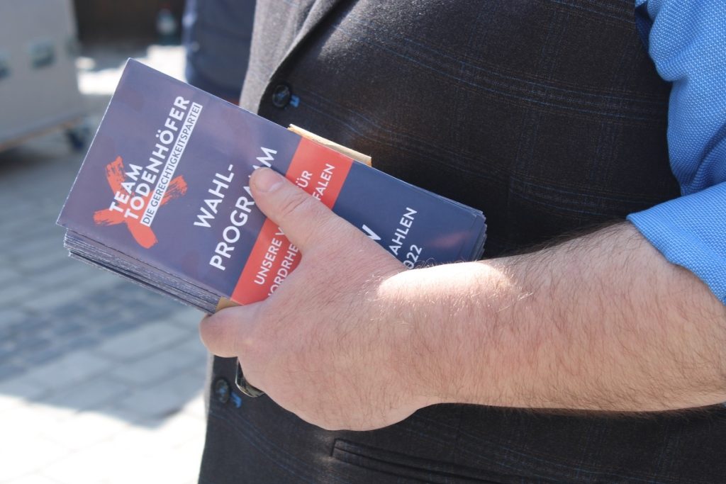 Dem Zuschauer in Duisburg blieb nichts erspart: "Team Todenhöfer" auf dem Ostermarsch 2022; Foto: Peter Ansmann 