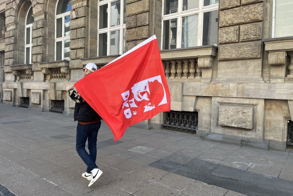 Ostermarsch 2022: Ein Fahnenschwenker der DKP; Foto: Peter Ansmann