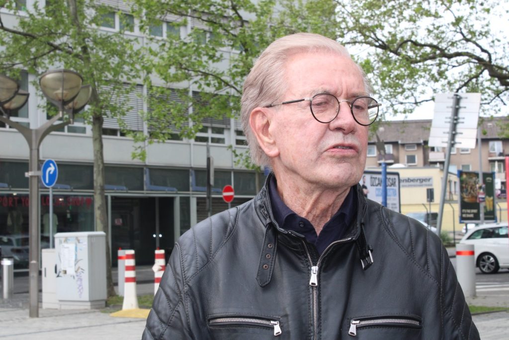 Jürgen Todenhöfer auf Friedensmission in Duisburg; Foto: Peter Ansmann