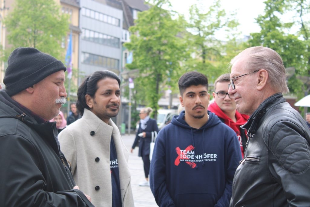 Jürgen Todenhöfer mit Anhängern; Foto: Peter Ansmann