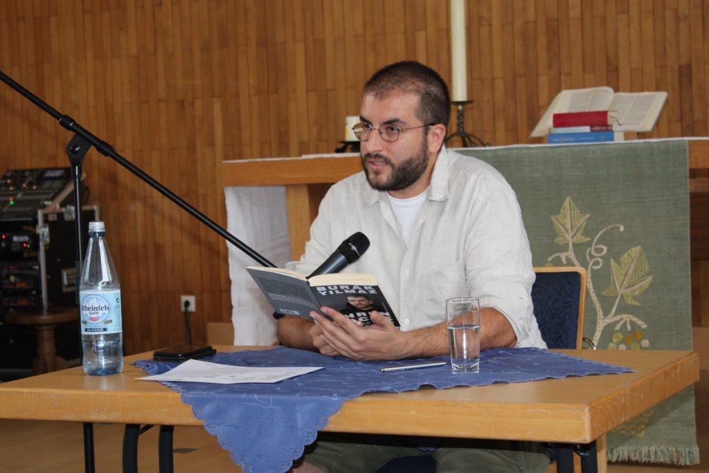 Burak Yilmaz liest aus "Ehrensache - Kämpfen gegen Judenhass"; Foto: Peter Ansmann