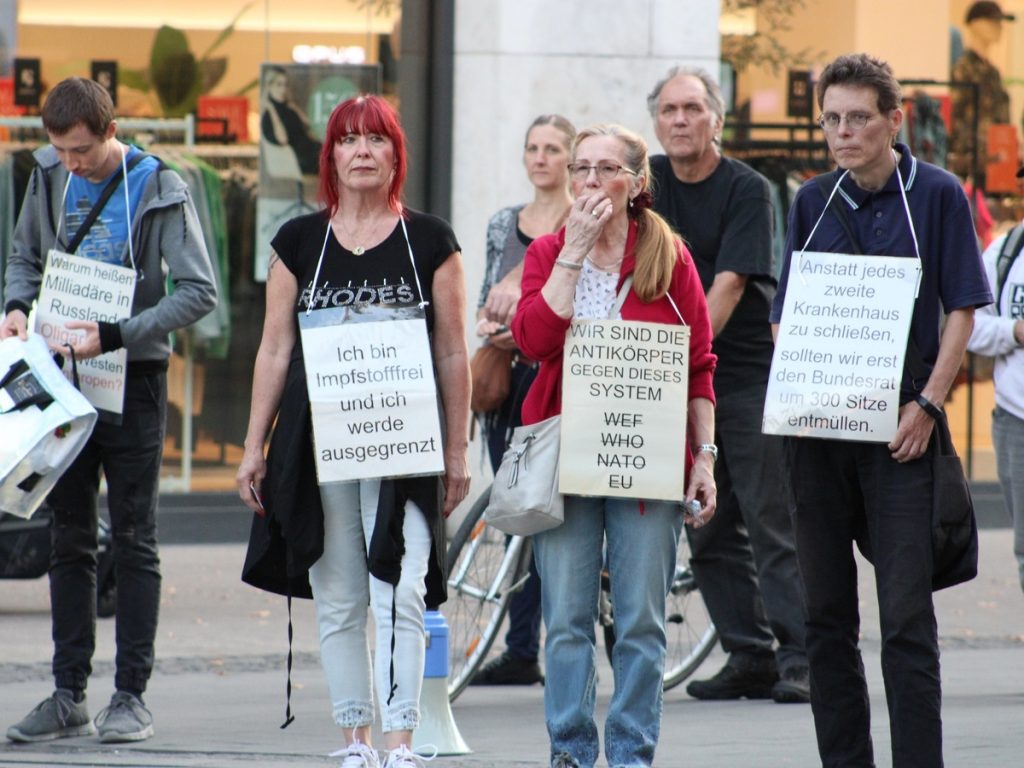 300 von 69 Sitzen im Bundesrat abschaffen: Eine der durchdachteren Forderungen der Querdenker in Duisburg; Foto: Peter Ansmann