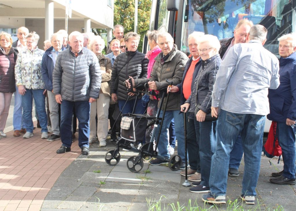 Nach der Stadtrundfahrt: Gruppenfoto in Wanheimerort; Foto: Peter Ansmann