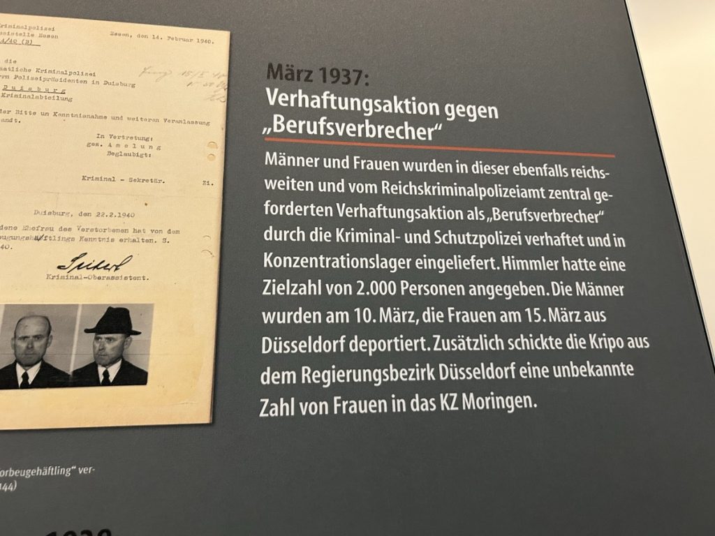 Linke Seite: "Die geschiedene Ehefrau des Verstorbenen hat von dem Ableben des Vorbeugungshäftlings Kenntnis erhalten: Lapidarer Aktenvermerk für den Polizeipräsidenten in Duisburg; Foto: Peter Ansmann