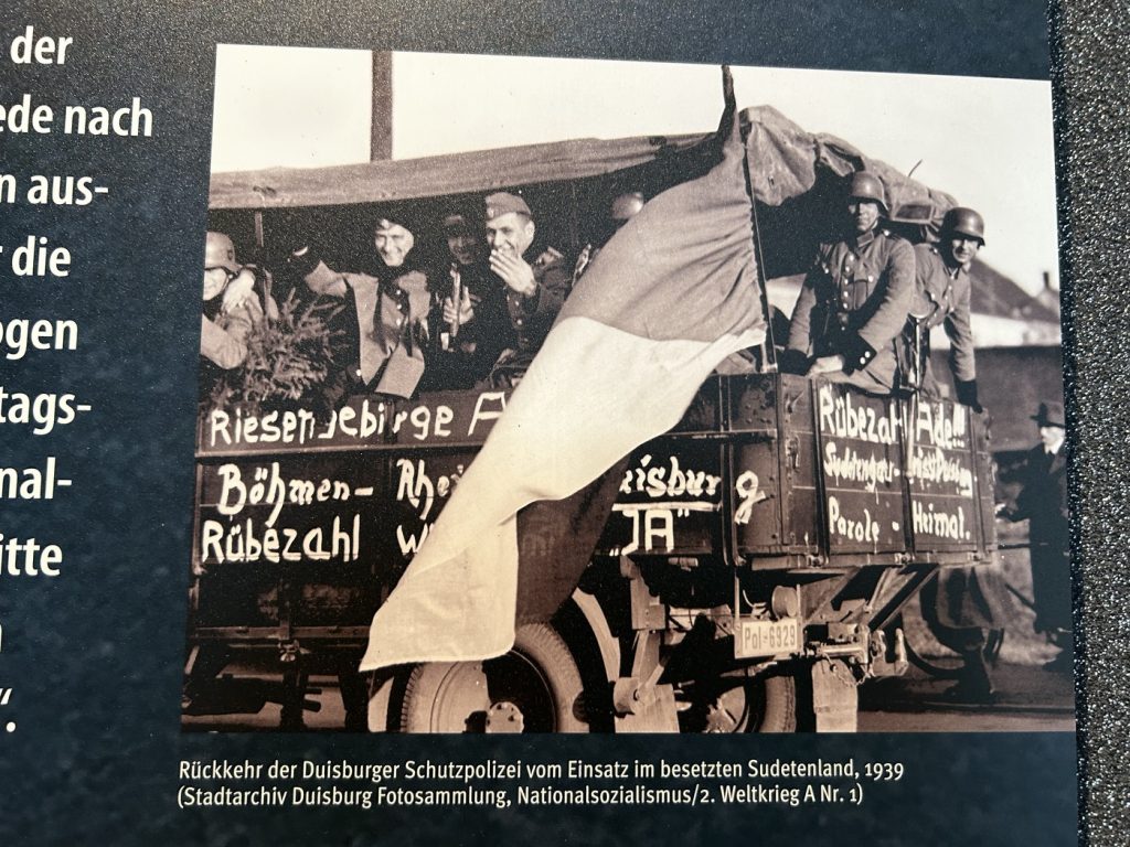 Exponat des Stadtarchivs Duisburg: Rückkehr der Duisburger Schutzpolizei aus dem besetzten Sudetenland 1939