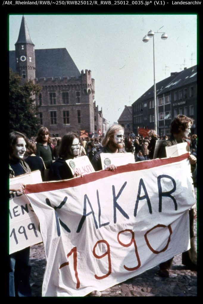Protest auf dem Marktplatz von Kalkar, vor 1980, Fotograf unbekannt (LAV NRW R RWB 25012 Nr. 35)