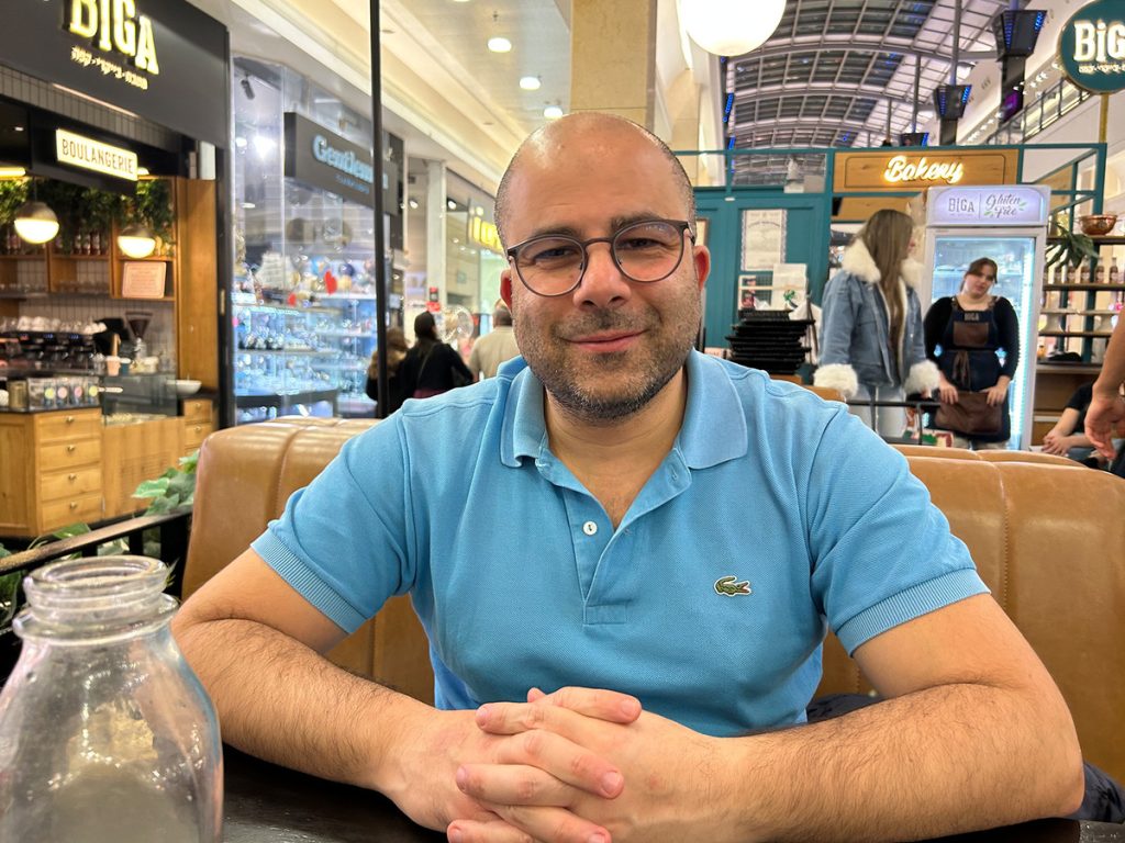 Arye Sharuz Shalicar in einem Cafe in Petach Tikva, Januar 2023: Foto: Peter Ansmann