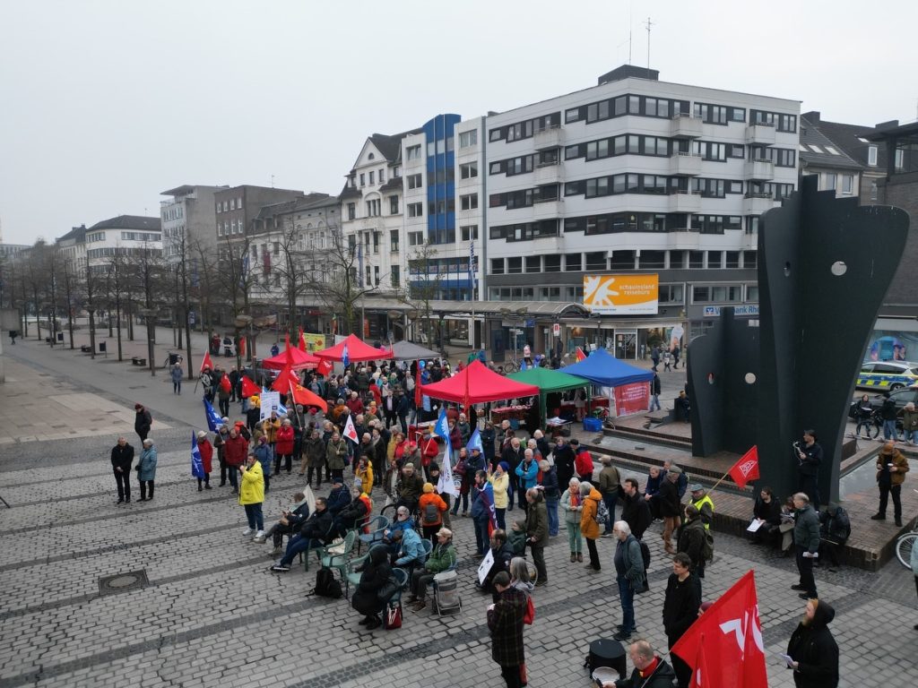 Putins fünfte Kolonne demonstrierte in Duisburg; Foto: Peter Ansmann