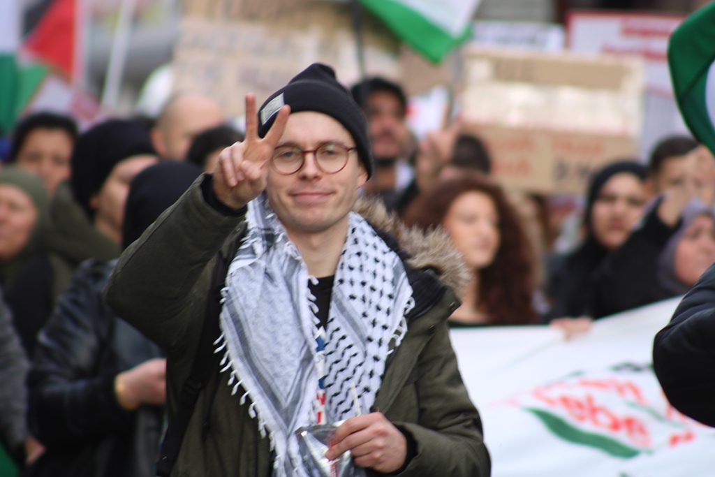 Leon Wystrychowski auf der Anti-Israel-Demo in Duisburg; Foto: Peter Ansmann