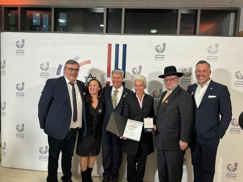 Nach der Verleihung der Josef-Neuberger-Medaille: Hape Kerkeling, Julia Blüm, Dr. Oded Horowitz, Dr. Marie-Agnes Strack-Zimmermann, Alon Dorn; Foto: Peter Ansmann