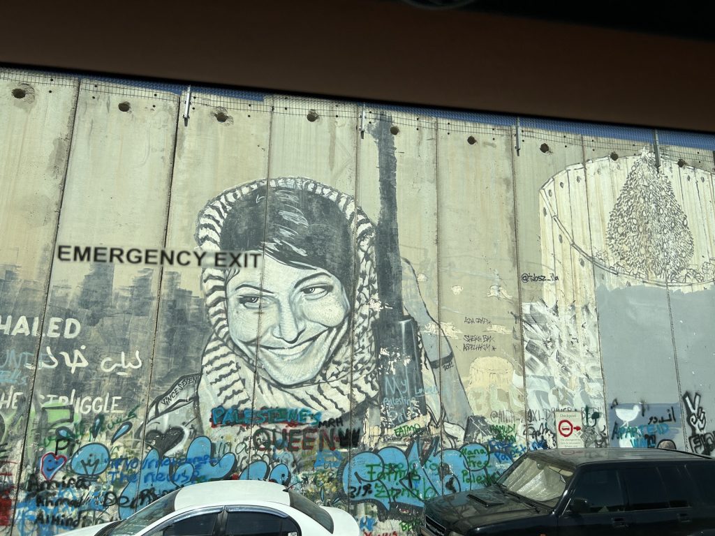 Terror-Propaganda – hier abgebildet: Leila Chaled – im Westjordanland; Foto: Peter Ansmann