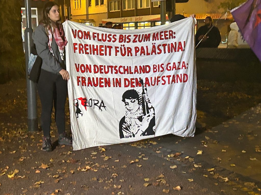 Haram unverschleierte Frauenbrigade der Hamas-Fans in Duisburg; Foto: Peter Ansmann