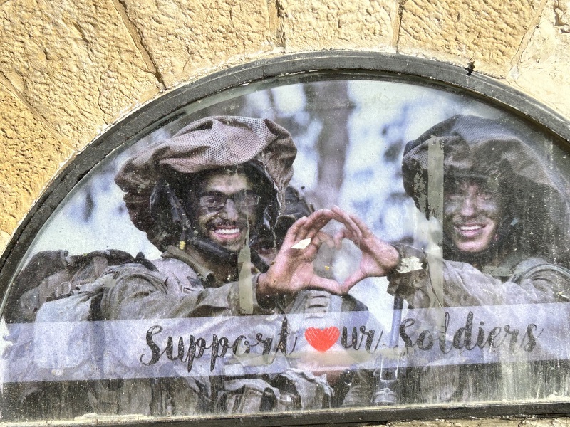 "Support the IDF!" - Chabad-Lubavitch-Synagoge, Jerusalem; Foto: Peter Ansmann