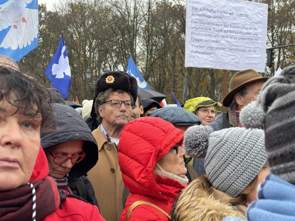 Diether "Willy" Dehm und andere "Friedensaktivisten" in Berlin; Foto: Peter Ansmann