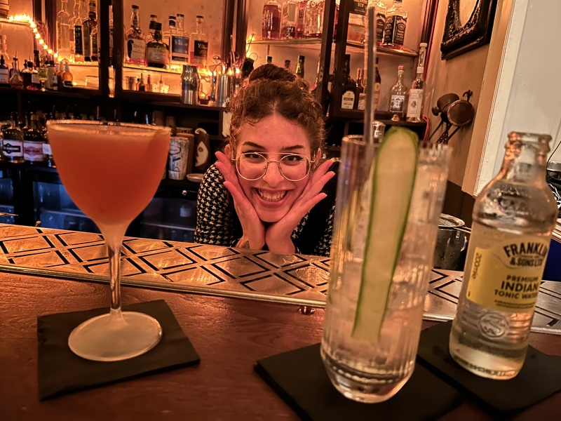 Ella in der Imperial Crafts Cocktail Bar in Tel Aviv! (Foto: Peter Ansmann)