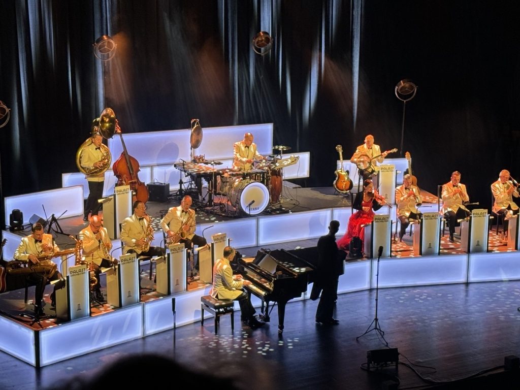 Max Raabe und das Palastorchester in Duisburg; Foto: Peter Ansmann