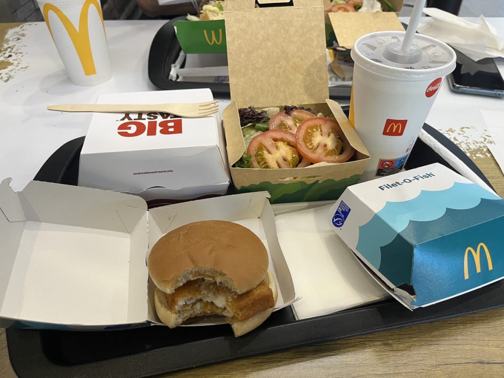 Ein typischer Snack bei McDonald's: Im "antizionistischen Befreiungskampf" verzichtet die "Palästina Solidarität Duisburg" für sechs Stunden auf diesen leckeren Fast-Food-Mampf (Foto: Peter Ansmann)