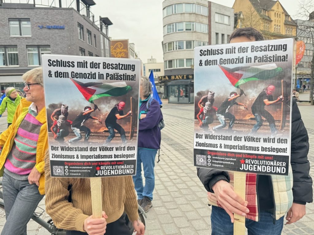 Revolutionärer Jugendbund beim Ostermarsch 2024 in Duisburg (Foto: Peter Ansmann)