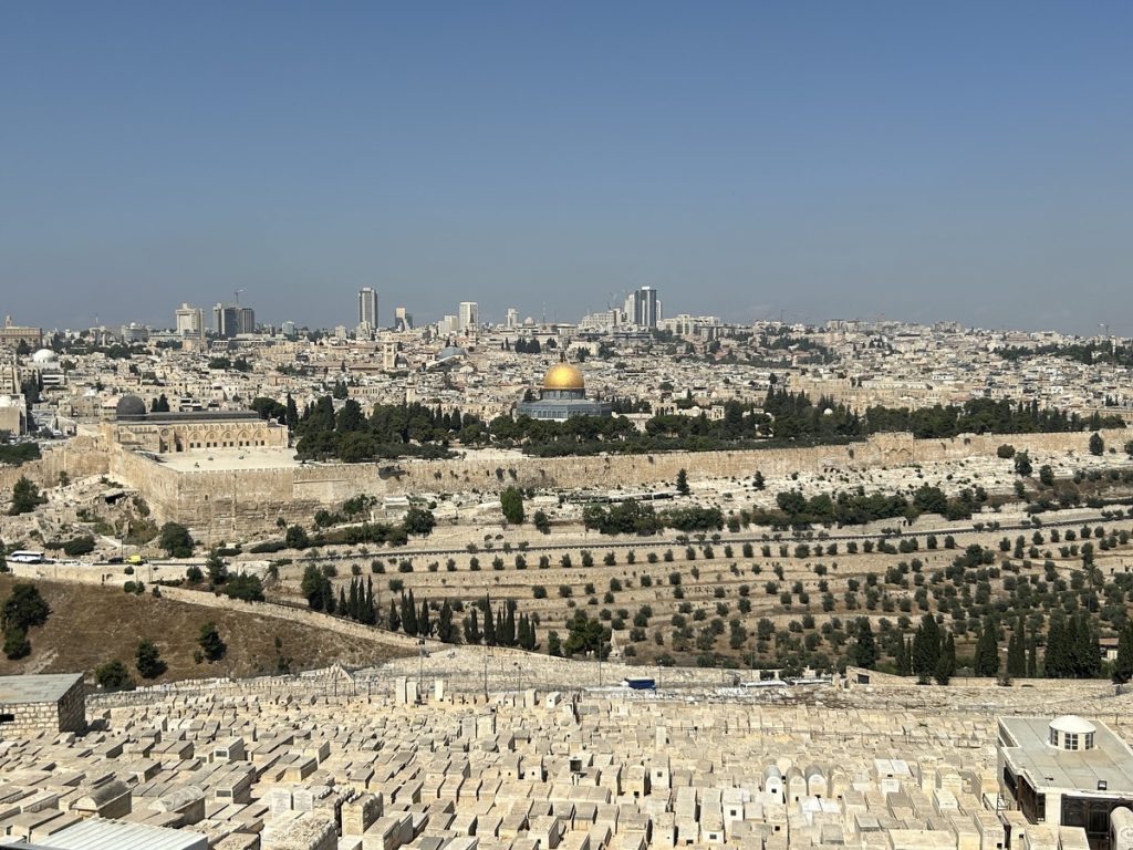 Blick auf dem Tempelberg in Jerusalem: Unter dem Felsendom (errichtet ca. 690 n. Chr.) liegt der erste salomonische Tempel (errichtet ca. 900 v. Chr.), im Vordergrund: Der jüdische Friedhof am Ölberg, auf dem schon vor 3000 Jahren Menschen beerdigt wurden. (Foto: Peter Ansmann)