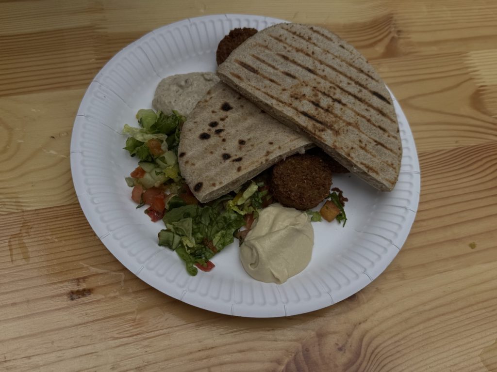 Falafel und Humus - Israeltag 2025 in Düsseldorf (Foto: Peter Ansmann)