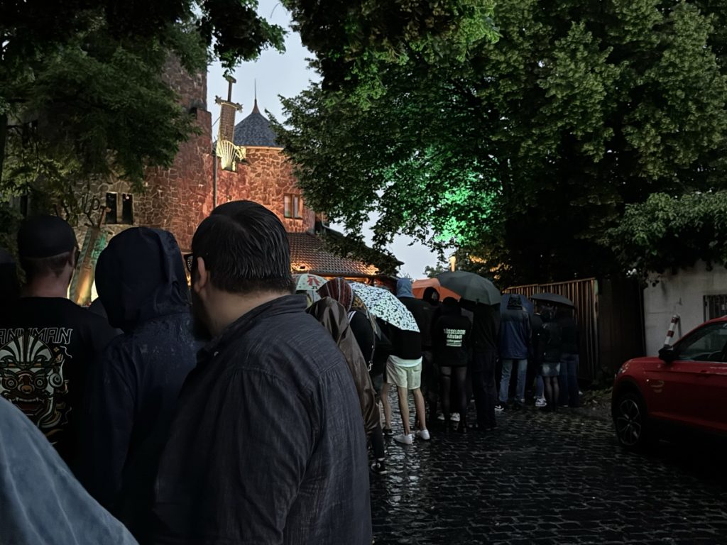 31.05.2025: Lange Schlangen vor dem PULP (Foto: Peter Ansmann)