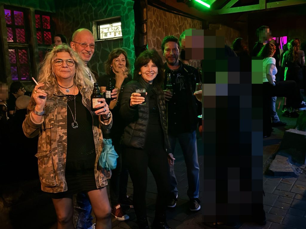 Es darf - im großzügigen Außenbereich - geraucht werden! (Foto: Peter Ansmann)