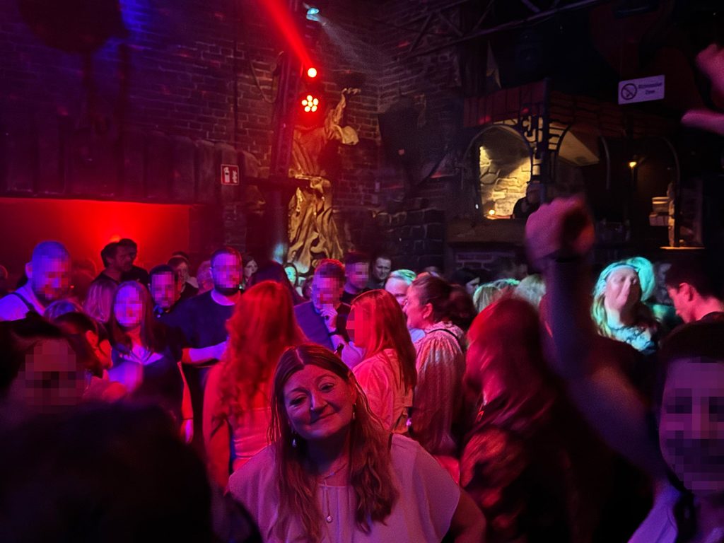 31.05.2025: Letzte Party im PULP! Angela tanzt zu Beats der 80er Jahre (Foto: Peter Ansmann)