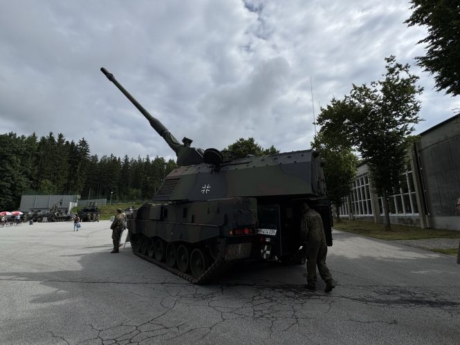 Die Panzerhaubitze 2000 in der Bayerwaldkaserne. Das System hat sich im Einsatz in der Ukraine bewährt, verlangt aber regelmäßige Wartung. (Foto: Peter Ansmann)