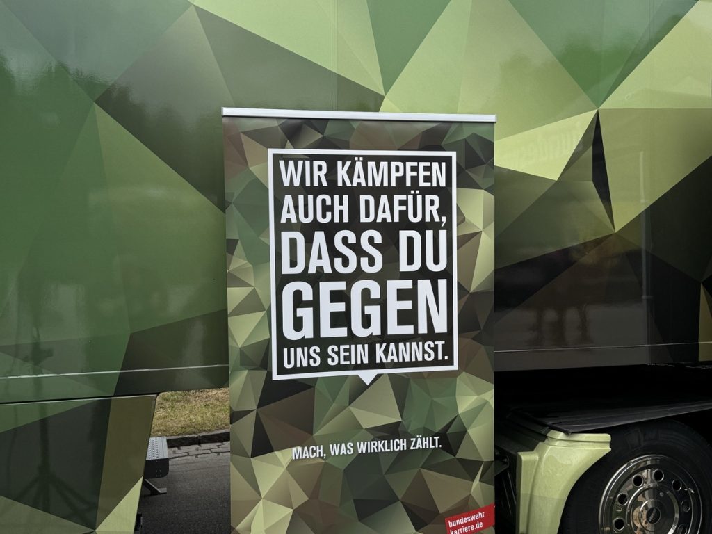Am Karrieretruck der Bundeswehr (Foto: Peter Ansmann)