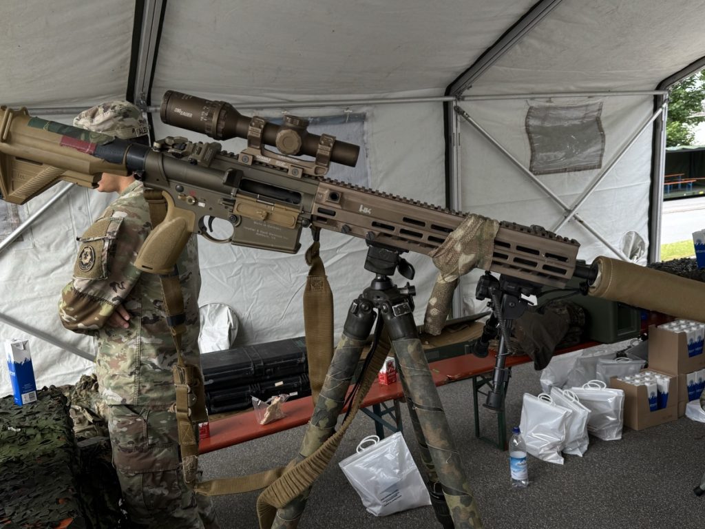 Ein Scharfschützengewehr am Stand der US-Army (Foto: Peter Ansmann)