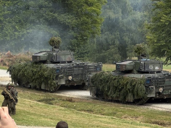 Schützenpanzer Puma und Bayerwald-Grenadiere bei einer Vorführung während des Tages der offenen Türe 2025 in der Bayerwaldkaserne/Regen. (Foto: Peter Ansmann)