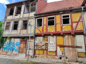 ...und verfallene Fachwerkhäuser, keine 500 Meter vom Dom entfernt. Fotos: Till Oliver Becker