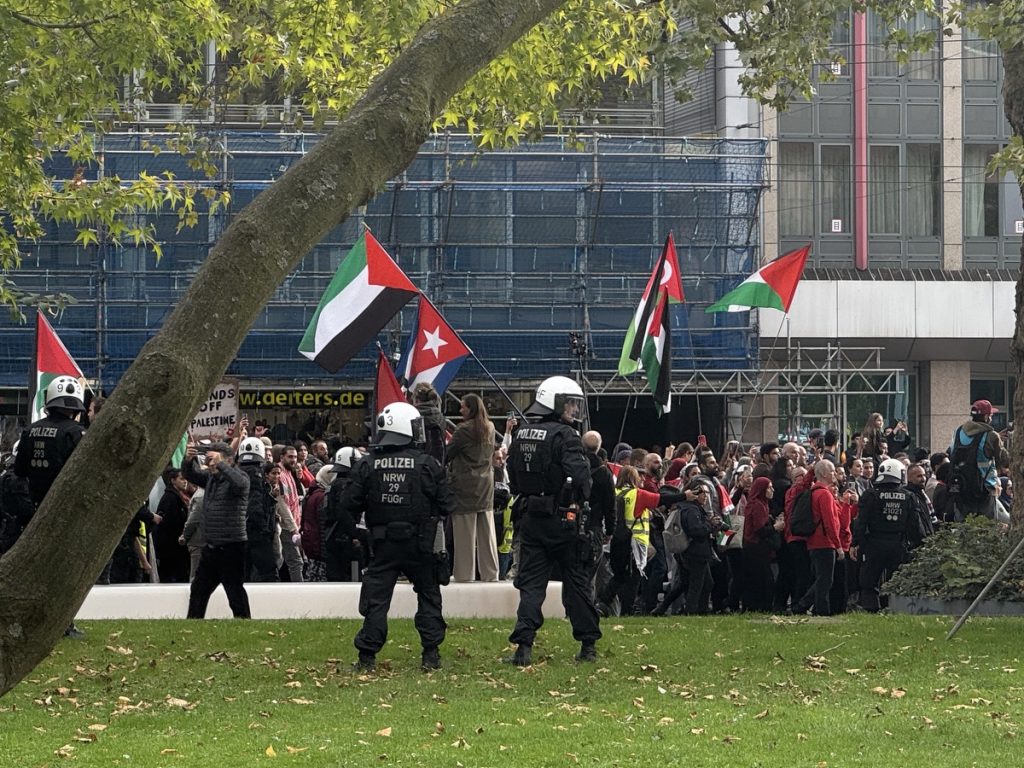 Für Mörder und Vergewaltiger auf der Straße: Die Apologoten des Terrors und der Barbarei in Düsseldorf (Foto: Peter Ansmann)