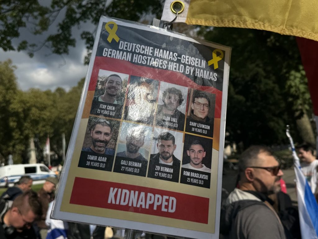Erinnerung an die deutschen Geiseln die von der Hamas als Geiseln gehalten werden! (Foto: Peter Ansmann)
