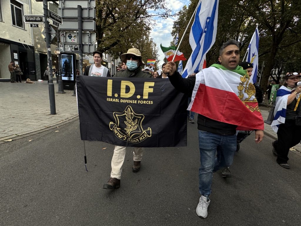 Düsseldorf: Gemeinsam protestieren gegen den islamistischen Terror und für Frieden (Foto: Peter Ansmann)