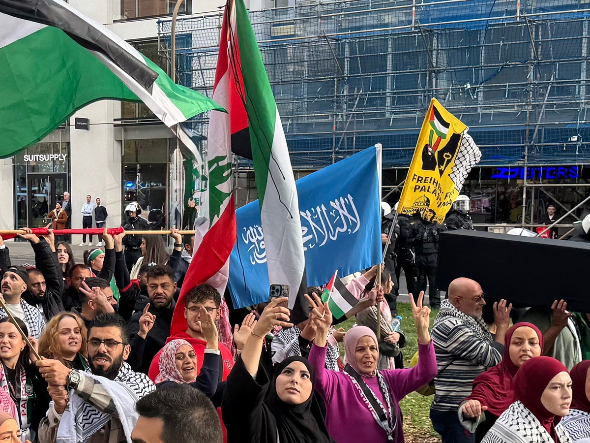 W-hrend-Chanukka-Feiern-abgesagt-werden-beklagt-eine-von-der-EU-finanzierte-NGO-die-angebliche-Unterdr-ckung-antisemitischer-Demonstrationen