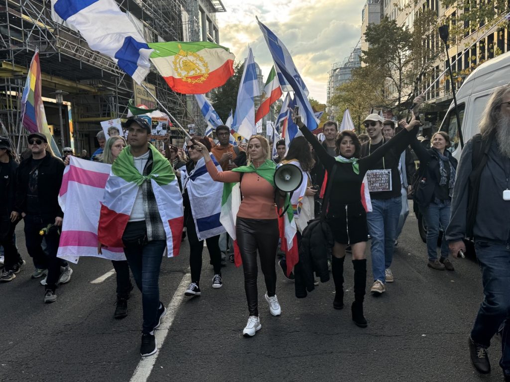 Düsseldorf: Gemeinsam protestieren gegen den islamistischen Terror und für Frieden (Foto: Peter Ansmann)
