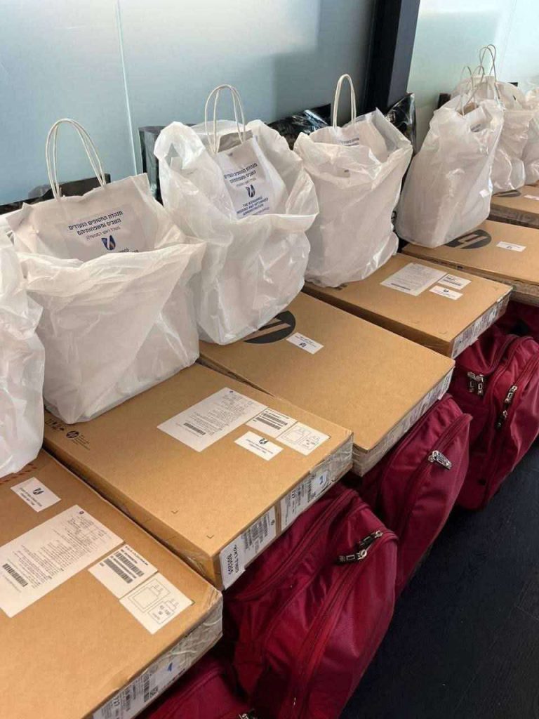 Notebook, Mobiltelefon, Klamotten stehen für die Geiseln bereit (Foto: Boris Kfir Chainkinski)