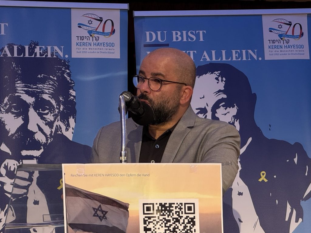 Arye Sharuz Shalicar am 9. Oktober 2025 in Düsseldorf (Foto: Peter Ansmann)