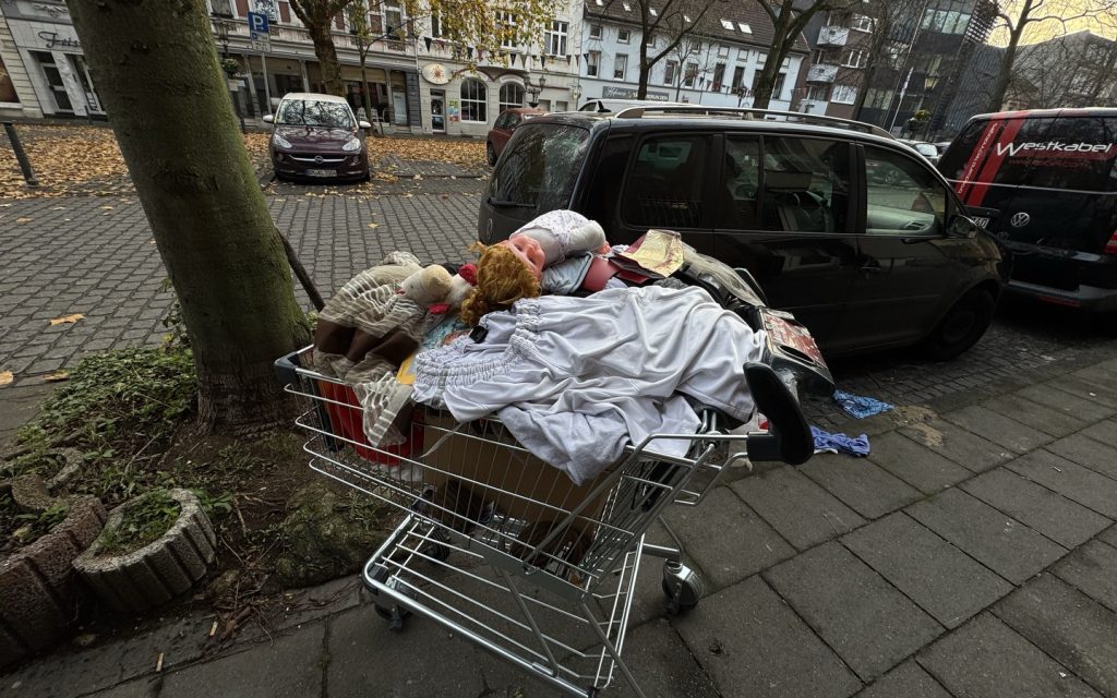 Lost weird Einkaufswagen in Duisburg-Ruhrort (Foto: Peter Ansmann)