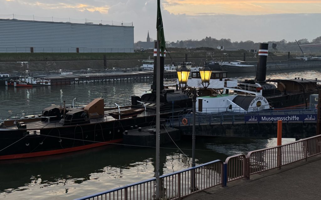 Die Oskar-Huber, im Hintergrund sind die Skulpturen "Echo des Poseidon" (rechte Seite) und "Rheinorange" (Von der neuen Logistikhalle verdeckt.) zu sehen bzw. nicht zu sehen. (Foto: Peter Ansmann)