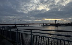 Die Friedrich-Ebert-Brücke verbindet die Duisburger Stadtteile Ruhrort und Homberg (Foto: Peter Ansmann)