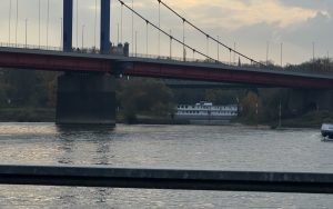 Die Friedrich-Ebert-Brücke verbindet die Duisburger Stadtteile Ruhrort und Homberg (Foto: Peter Ansmann)