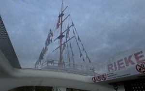 Flaggenmast am Rheinufer (Foto: Peter Ansmann)