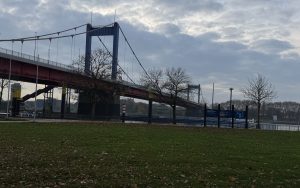 Die Friedrich-Ebert-Brücke verbindet die Duisburger Stadtteile Ruhrort und Homberg (Foto: Peter Ansmann)