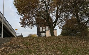 Alter Brückenturm an der Friedrich-Ebert-Brücke in Ruhrort (Foto: Peter Ansmann)